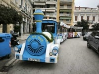 Πάτρα: Το Χριστουγεννιάτικο Τρενάκι φέρν...
