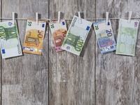 Η ακρίβεια ψαλιδίζει τις αυξήσεις μισθών 