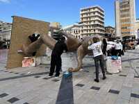 Πάτρα: Φτιάχνουν μπάστακα στην πλατεία Γ...