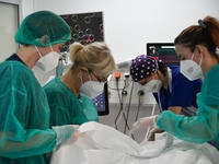 Κορωνοϊός: 18.605 νέα κρούσματα- Δεν πέφ...