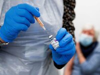 Εμβολιασμός: Τρίτη δόση για 2,1 εκατομμύ...