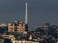 Η Χαμάς εξαπολύει αιφνιδιαστική επίθεση ...