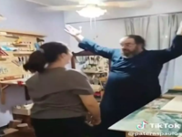 Έλληνας ιερέας χορεύει στο TikTok και γί...
