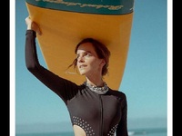 Oλόσωμο μαγιό με μανίκια: Το φόρεσε η Εμ...