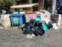 Ξεχείλισαν οι κάδοι από τα σκουπίδια - Α...