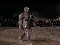 Καταγγελτικός Balenciaga: Κύλησε (κυριολ...