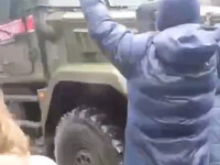 Πόλεμος στην Ουκρανία: Πολίτες σταματούν...