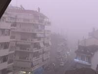 Θολό τοπίο από την ομίχλη σε μεγάλο τμήμ...