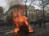 "Φλέγεται" η Γαλλία -Πάνω από ...