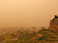 Απόκοσμες εικόνες με αφρικανική σκόνη στ...