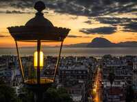 Μια παρέα κάνει βόλτα στην Πάτρα και φωτ...