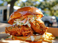 Συνταγή για burger με τραγανό κοτόπουλο ...