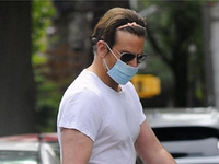 Μπράντλεϊ Κούπερ: Βόλτα με τη ροζ στέκα ...