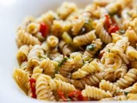 Εύκολη συνταγή για μεσογειακή σαλάτα ζυμαρικών