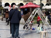 Ακόμη και ηλικιωμένοι κλέβουν λαχεία και...