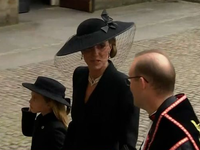 Βασίλισσα Ελισάβετ: Έφτασαν στο Αββαείο ...