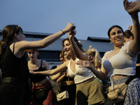 Χορεύοντας παραδοσιακά...στην Τεχνόπολη-...