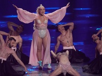 Ανέβασε τη θερμοκρασία η εκρηκτική Ρονέλ...