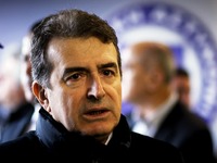 Χρυσοχοϊδης: Όποιος χτυπά ανήλικα, δεν χ...