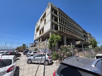 Το εγκαταλελειμμένο, σεισμόπληκτο κτίριο...