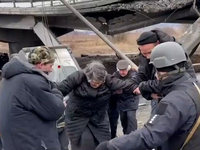 Ουκρανία: Το πρώτο κομβόι αμάχων απομακρ...