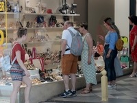 Ποια καταστήματα ανοίγουν αύριο - Τα ωρά...