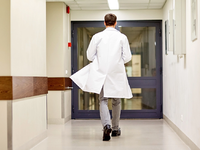 Ο ψευτογιατρός εξαπατούσε για πάνω από 1...