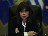 Κορωνοϊός: Προσφέρει το 50% του μισθού τ...