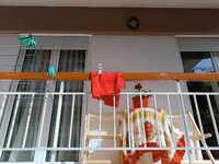 Θεσσαλονίκη: Γιατί κρέμασαν στα μπαλκόνι...