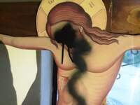 Έβαψαν τον εσταυρωμένο Ιησού με σπρέι στ...