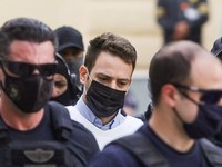 «Βάλτε με να δουλέψω για να περνάει η ώρ...