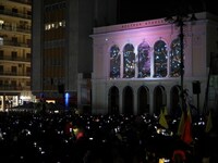 Οι χιλιάδες πατρινοί στην πλατεία Γεωργί...