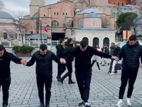 Κρητικοί χόρεψαν συρτό έξω από την Αγιά Σοφιά