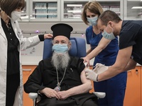 Εμβολιάστηκε ο Μητροπολίτης Ναυπάκτου Ιε...