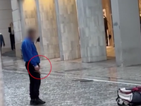 Επίθεση με μαχαίρι στην Ερμού: Στη ΜΕΘ π...