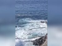 Τενερίφη: Γιγαντιαίο κύμα παρασύρει τέσσ...