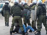 Θεσσαλονίκη: Τα ΜΑΤ ακινητοποίησαν τον π...