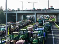 Αγρότες: Έκλεισε η Εθνική Οδός στα Μάλγα...