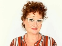 Η Πατρινή ηθοποιός Φωτεινή Ντεμίρη παίζε...