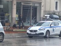 Αυτοκίνητο έπεσε πάνω σε τζαμαρία φούρνο...