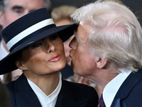 Τραμπ: Χαμός στα social με το φιλί στην ...