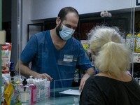 Πηγαίνουν στα φαρμακεία και ζητούν να αλ...