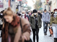 Κορωνοϊός: Ψηλά τα κρούσματα,  μειώνοντα...