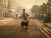 Κάηκαν σπίτια κι αυτοκίνητα στη Βούλα- Εικόνες από την πύρινη λαίλαπα - «Πολύ δύσκολη πυρκαγιά με 3 διαφορετικές εστίες»