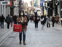 Λιανεμπόριο: Παραμένει η χρήση μάσκας-Τι αλλάζει