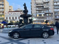 Αδιανόητο.... παρκάρισμα στην πλατεία Γε...