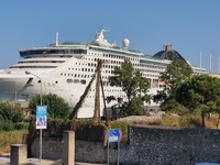 Το κρουαζιερόπλοιο που έδεσε για "π...