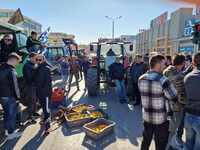 Πάτρα: Οι αγρότες πέταξαν προϊόντα κι έφ...