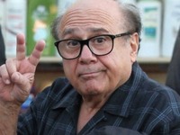 Ο ηθοποιός Ντάνι ΝτεΒίτο στη συνέχεια τη...