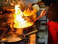 "Ζεστό" χρήμα σε μπαρ κι εστια...